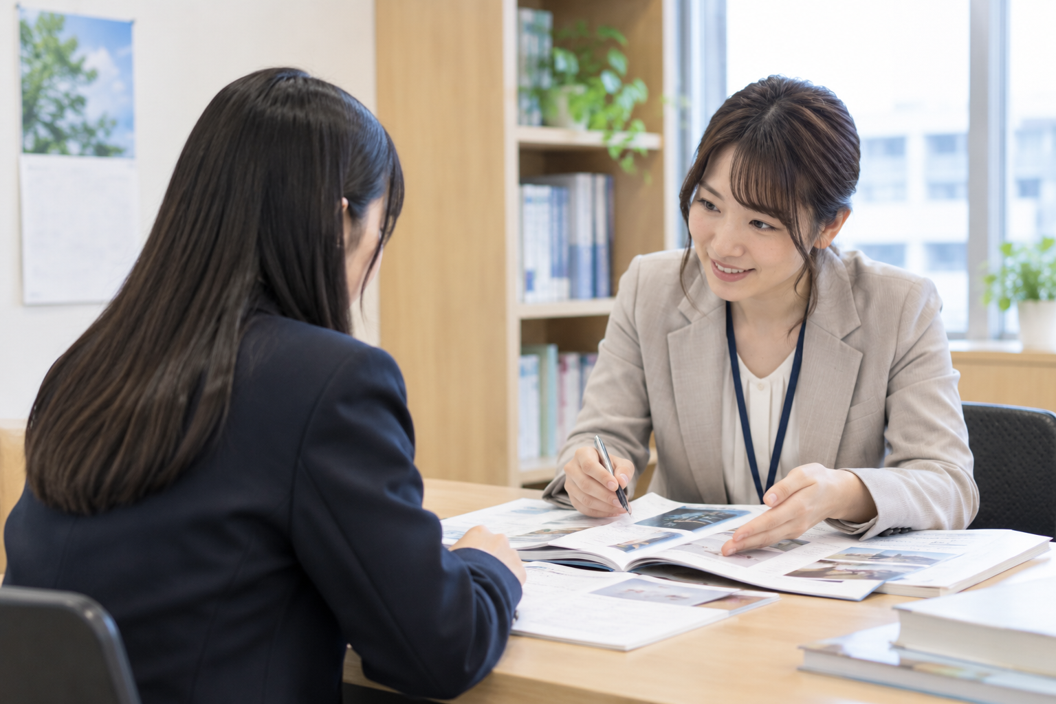 日本とフランスの政治を比較しながら研究テーマを考える高校生のイメージ